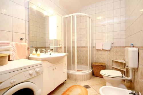 拉茨斯切Apartments by the sea Racisce, Korcula - 4344的浴室配有卫生间水槽和淋浴。