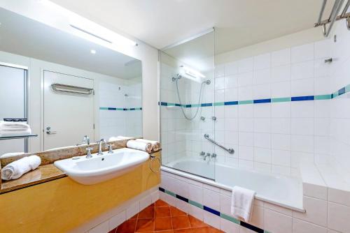 达尔文'Double Paradise' Twin Waterfront Resort Apartments的带浴缸、水槽和淋浴的浴室