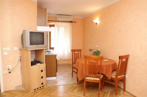 特雷斯塔尼克Apartments by the sea Trstenik, Peljesac - 4511的厨房以及带桌子和电视的用餐室。