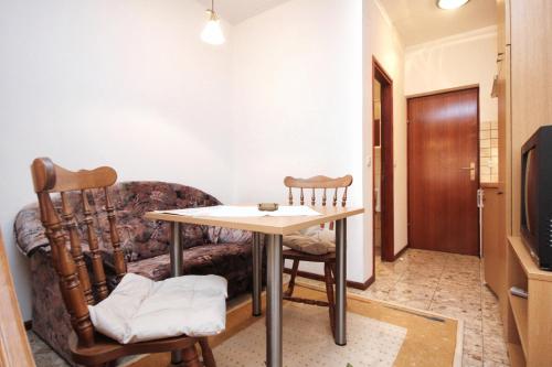奥瑞比克Apartments by the sea Orebic, Peljesac - 4496的客厅配有桌子和两把椅子