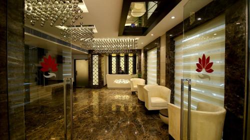 新德里新德里火车站普莱姆巴拉吉豪华酒店的更衣室配有椅子和镜子