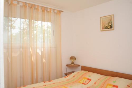 普利兹巴Apartments by the sea Prizba, Korcula - 4485的一间卧室设有一张床和一个窗口