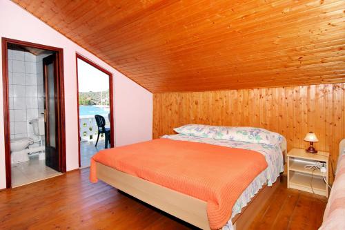 尼亚卢卡Seaside holiday house Cove Gradina, Korcula - 4457的一间卧室设有一张木天花板床。