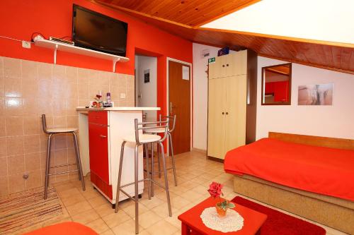 拉茨斯切Apartment Racisce 4360a的小房间设有一张床和一个带柜台的厨房