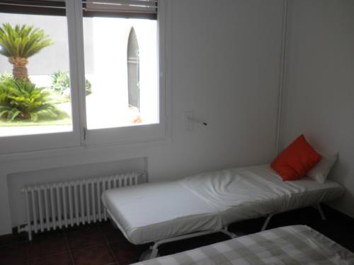 滨海普雷米亚肯恩巴特列公寓的窗户客房内的床和沙发