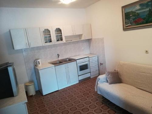 普利兹巴Apartments by the sea Grscica, Korcula - 4487的小厨房配有白色橱柜和沙发