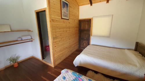 El CocuyBalcones de El Carrizal的小房间设有床和窗户