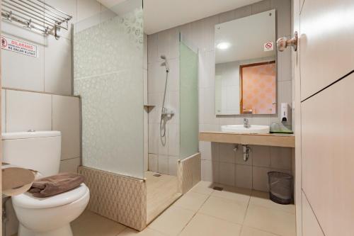 万隆RedDoorz Premium near Bandung Station的带淋浴、卫生间和盥洗盆的浴室