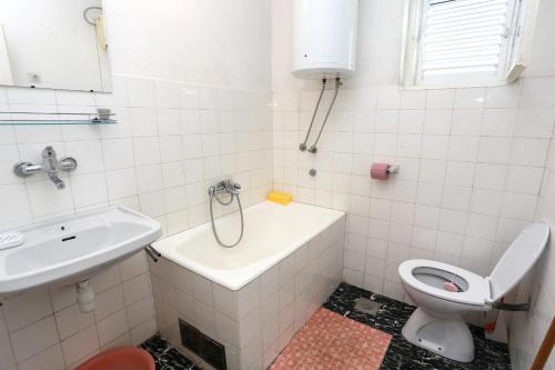 德雷斯Apartment Drace 4550a的一间带卫生间和水槽的浴室