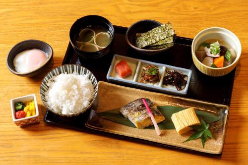 福冈博多总统大酒店的包括米饭和不同种类食物的托盘