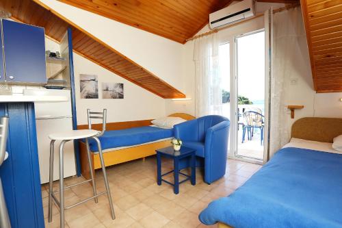 拉茨斯切Apartments by the sea Racisce, Korcula - 4360的一间带一张床的房间和一间带桌子的厨房