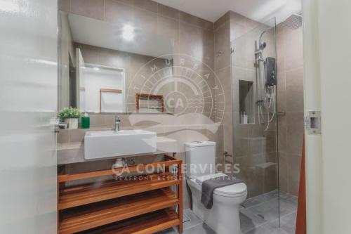 关丹TimurBay Stunning By CA CON的一间带水槽、卫生间和淋浴的浴室