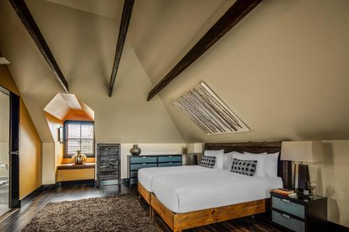 霍巴特科林达当代公寓的一间卧室设有一张大床和天窗