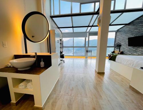 MacanalLa Vista EcoHouse的一间卧室配有床、镜子和水槽