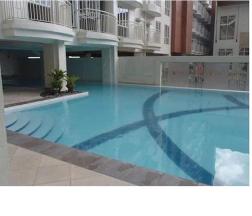 大雅台2BR Condo in Tagaytay I Lake View I Fast Wifi I Free Parking的大楼里的一个大型蓝色游泳池