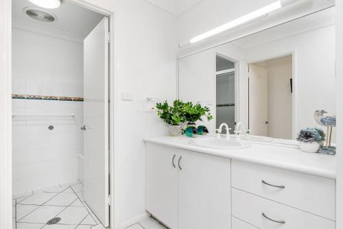 伊鲁卡River Luxury的白色的浴室设有水槽和镜子