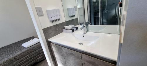 金格罗伊Y Motels Kingaroy的浴室设有白色水槽和镜子