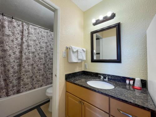 瓦列霍Motel 7 - Near Six Flags, Vallejo - Napa Valley的一间带水槽、卫生间和镜子的浴室