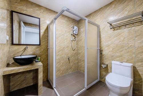 新山Hako Hotel Taman U的带淋浴、卫生间和盥洗盆的浴室