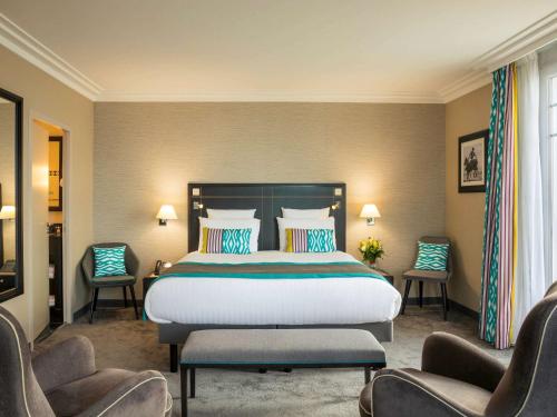 拉波勒拉波勒美居酒店的酒店客房带一张大床和两张椅子