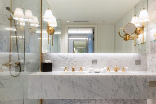 特隆赫姆历史酒店的一间带三个水槽和镜子的浴室