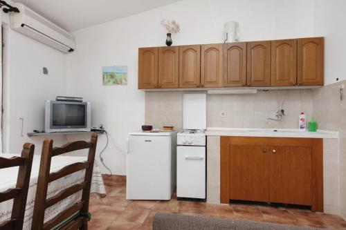 泰斯Apartments by the sea Nemira, Omis - 5884的厨房配有白色冰箱和微波炉