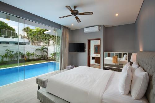 塞米亚克The Daha Luxury Villas的一间带大床的卧室和一个游泳池