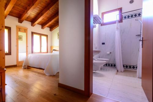 圣维托阿尔塔利亚门托诺尼斯农场酒店的一间带床和卫生间的浴室