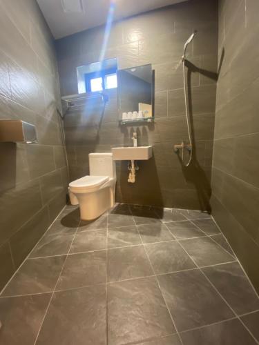 马公玉堂饭店精品旅馆的浴室配有卫生间、盥洗盆和淋浴。