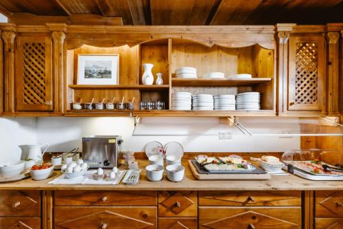 圣沃尔夫冈Seehotel Berau的厨房配有木制橱柜和餐具柜