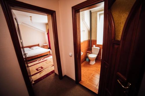 PetrikovБратіслава Тернопіль的一间带卫生间的小浴室和一间卧室
