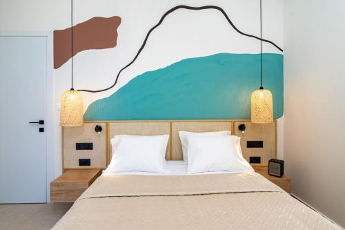 海若克利欧KoNoSo Luxury Apartments的一间卧室配有一张壁画床