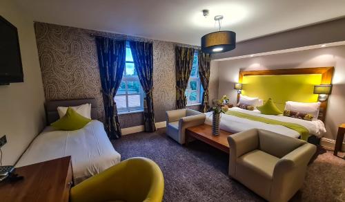 海斯廷斯班纳坦温泉酒店的酒店客房配有两张床和一张书桌