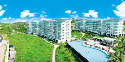 Ấp Ngọc HảiCăn Hộ Ocean Vista 1PN的享有带游泳池的度假村的空中景致