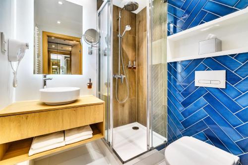 拉塔朱拉塔贝斯特韦斯特酒店的一间带水槽和淋浴的浴室