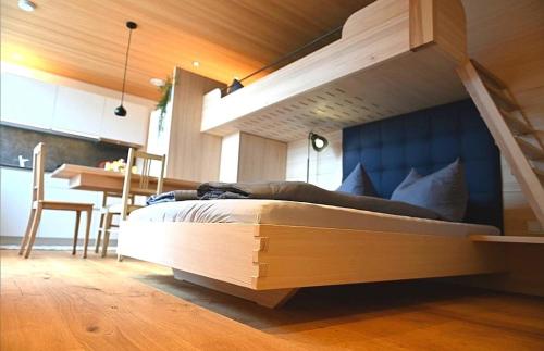 RaggalApartment BergIN的卧室配有一张大型木床,