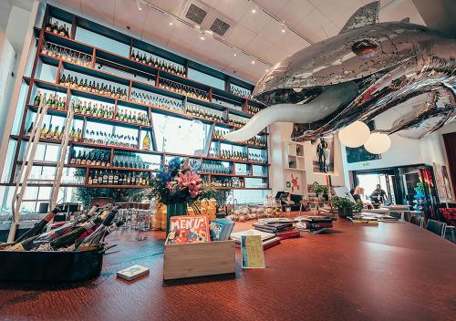 赫尔辛基Hotel AX的天花板上挂着鲨鱼的餐厅
