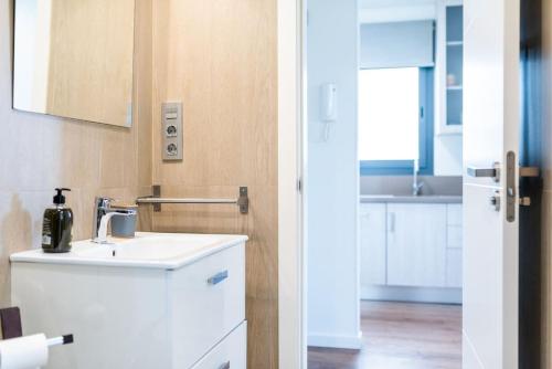 格拉纳达Moderno apartamento con Piscina y Parking的白色的浴室设有水槽和厨房