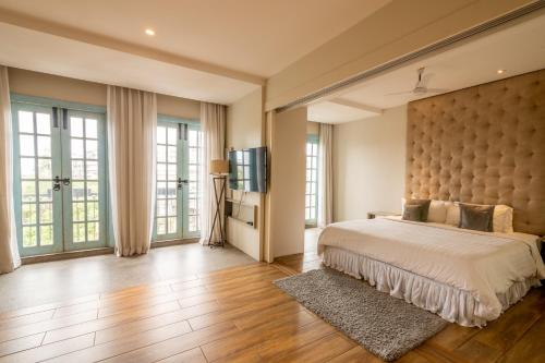 多纳保拉Villa Donna的一间卧室设有一张大床和大窗户