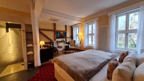 爱尔福特住宿酒店的一间卧室配有一张床和一张书桌