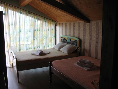 SlivekGuest House Slivek的一间小卧室,配有两张床和窗户