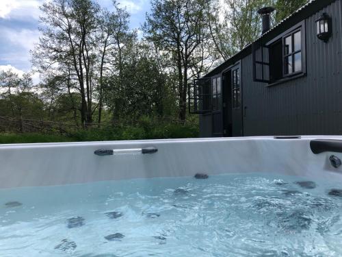 布里斯托Large Luxury Shepherds Hut with Hot Tub nr Bath的房屋后院的热水浴池