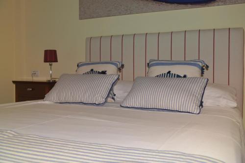 戈梅拉岛圣塞瓦斯蒂安Apartamento en Casco Histórico的一张带两个蓝色和白色枕头的床