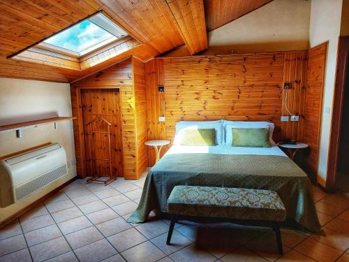 Bedonia圣安娜酒店的一间带床的卧室,位于带窗户的房间内