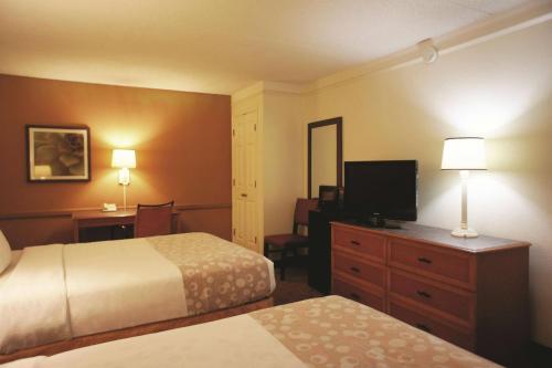 奥古斯塔Days Inn by Wyndham Augusta Washington Rd的酒店客房设有两张床和一台平面电视。
