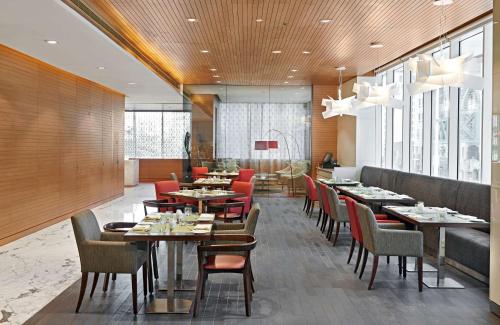 迪拜凯悦迪拜巴尼亚斯广场酒店的餐厅内带桌椅的用餐室