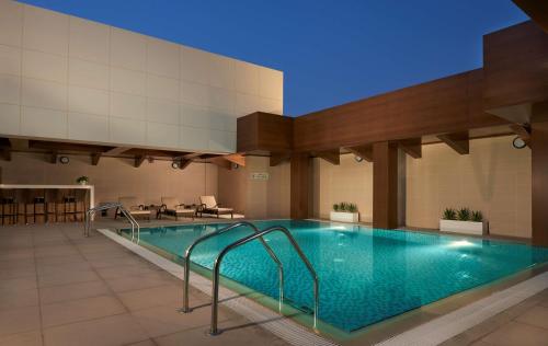 迪拜凯悦迪拜巴尼亚斯广场酒店的在酒店房间的一个大型游泳池
