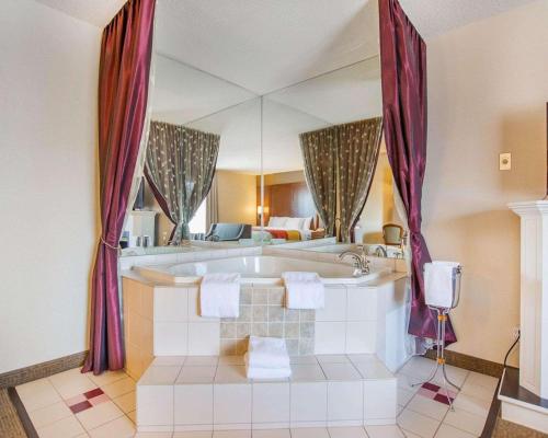 巴瑟斯特巴瑟斯特舒适酒店的一间大浴室,内设浴缸