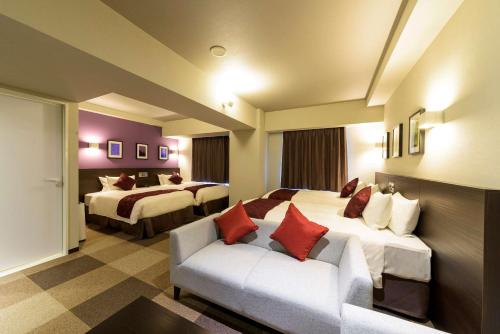 千岁千岁菲诺贝斯特韦斯特优质酒店的酒店客房,设有两张床和一张沙发