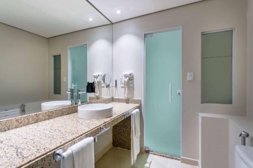马瑙斯TRYP by Wyndham Manaus的一间带两个盥洗盆和淋浴的浴室